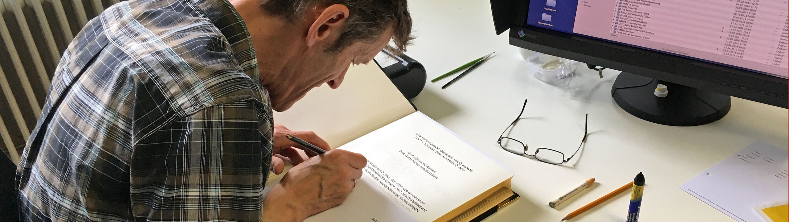Albrecht Welkoborsky zeichnet die Lettern von Hand